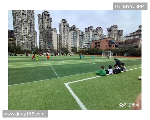 在绿茵场上追逐梦想的足球意境图片展现激情与青春的完美结合